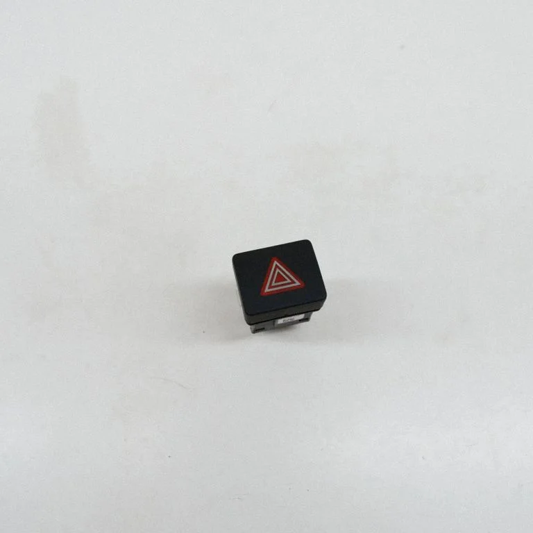 Avārijas gaismu slēdzis 8W0941509A