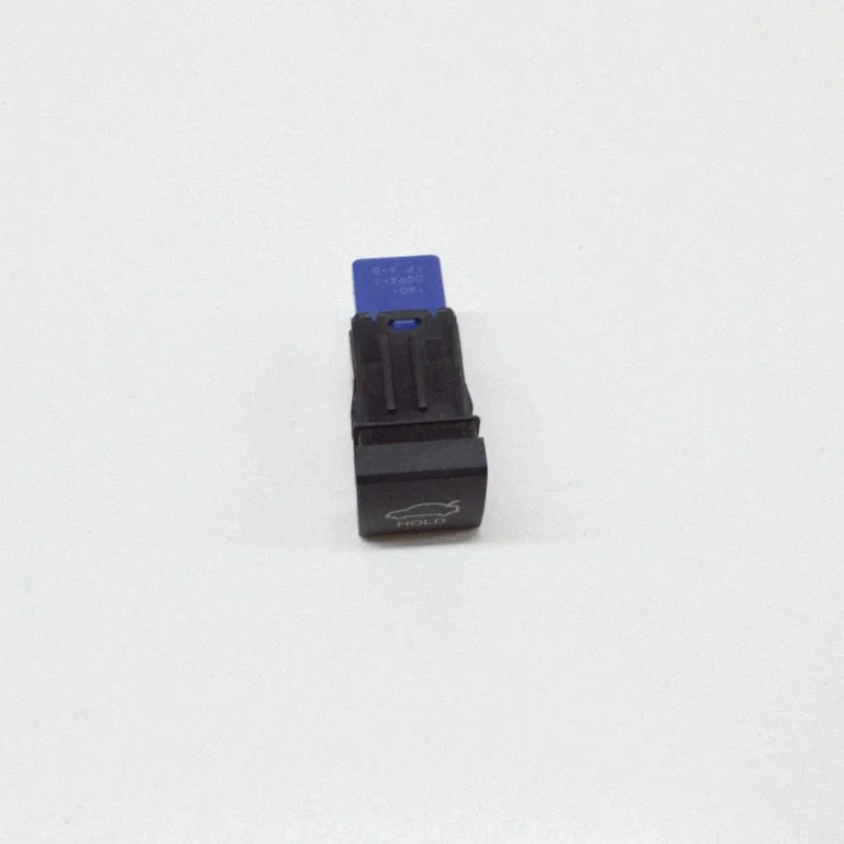 Bagāžnieka vāka aizvēršanas slēdzis 15F6990020
