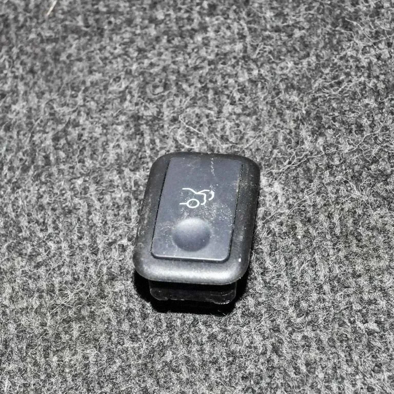 Tailgate/boot open switch button – Mercedes-Benz C-Class AMG W204 (2007-2014)