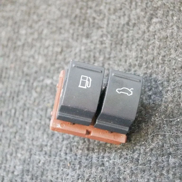 Tailgate/boot open switch button