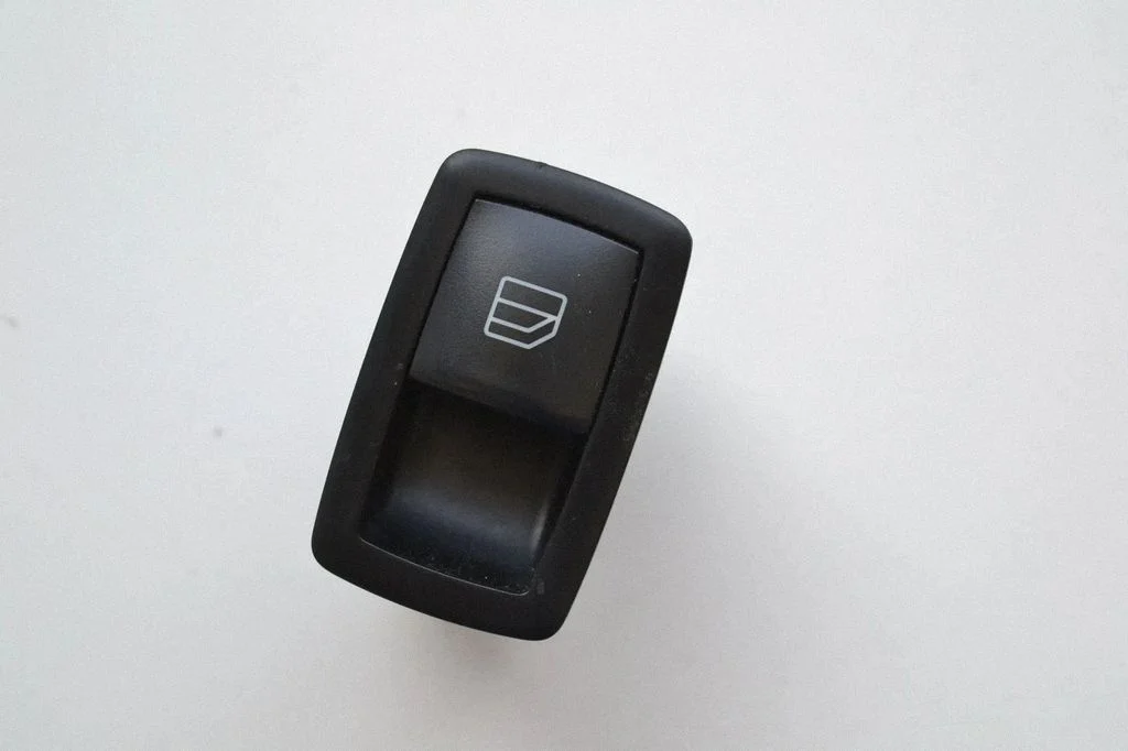 Electric window control switch A2518200510