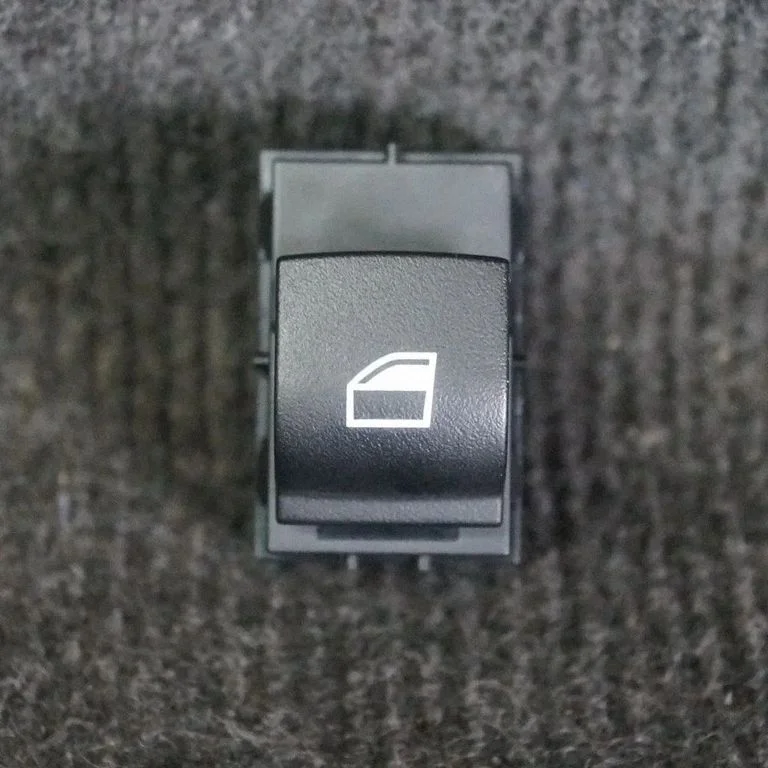 Elektrisko logu slēdzis – BMW 2. sērija F46 (2015-)