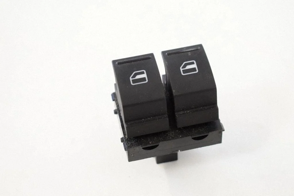 Elektrisko logu slēdzis 1K3959857A