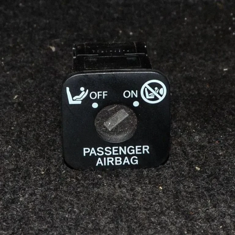 Passenger airbag on/off switch – Toyota RAV 4 (XA30) (2006-2016)