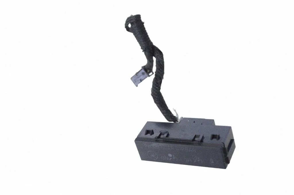 Passenger airbag on/off switch – Opel Mokka X (2016-2019)