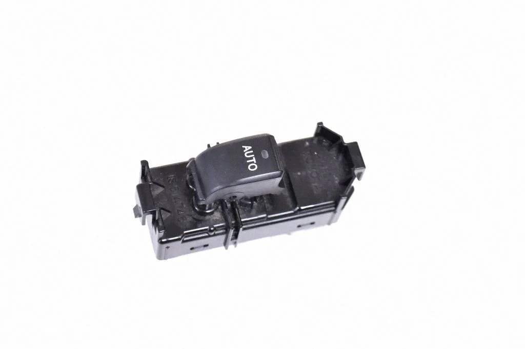 Citi slēdži/rokturi/pārslēdži 8403048070
