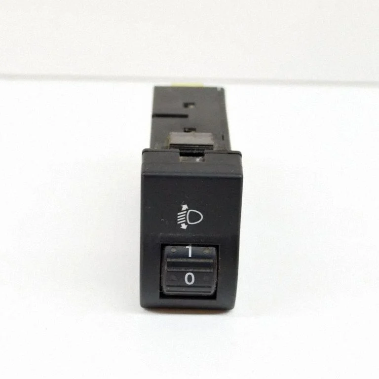 Lukturu augstuma regulēšanas slēdzis UC3D666FO