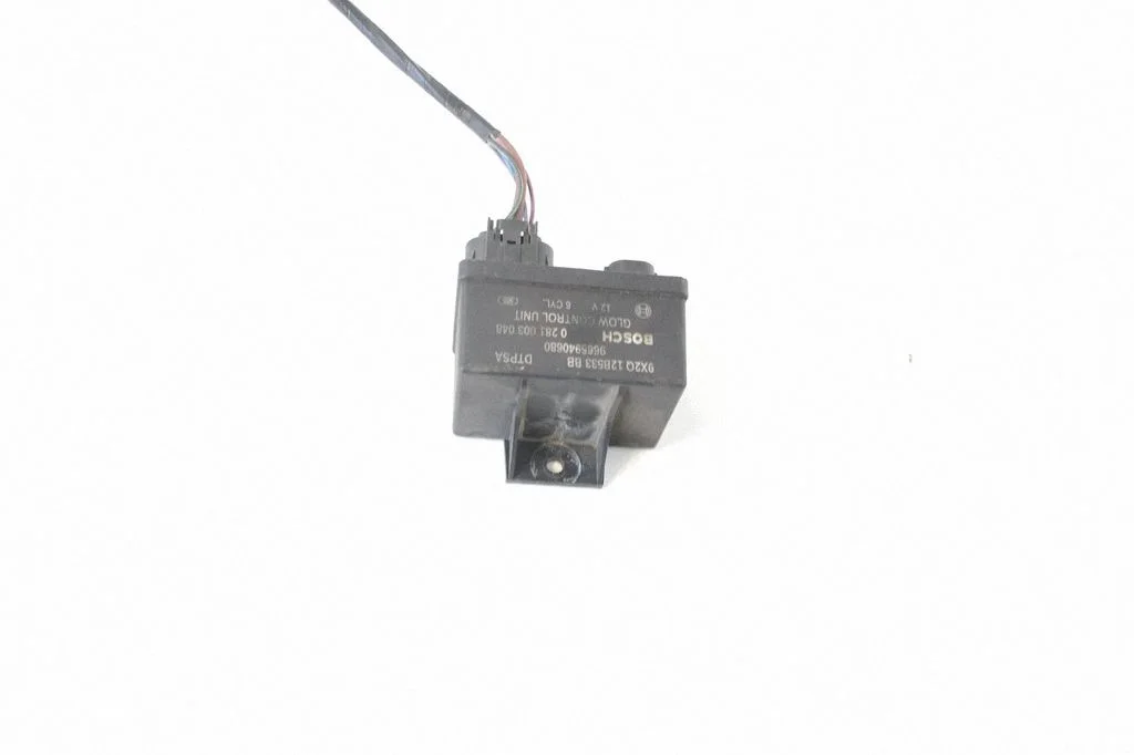 Kvēlsveču priekšuzsildes relejs 0281003048