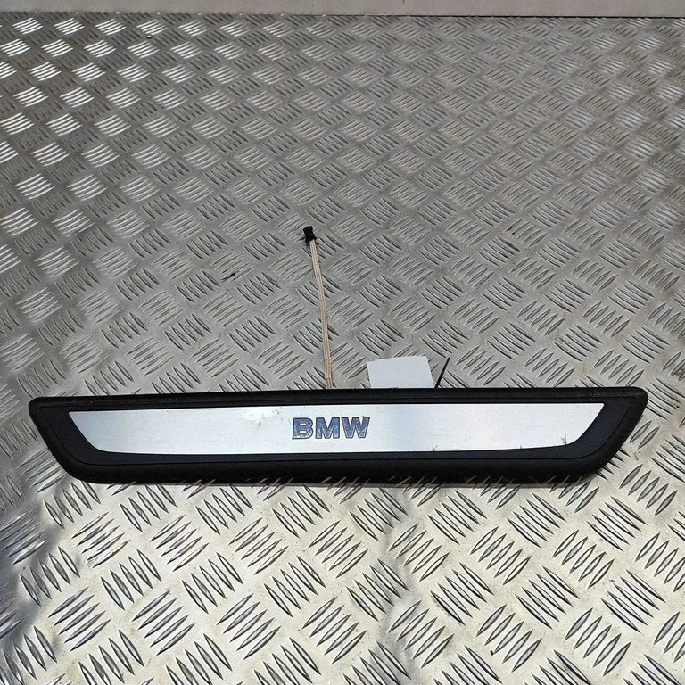 Priekšējā virsbūves sliekšņa apdare – BMW 7. sērija F01 F02 F03 F04 (2008-2016)