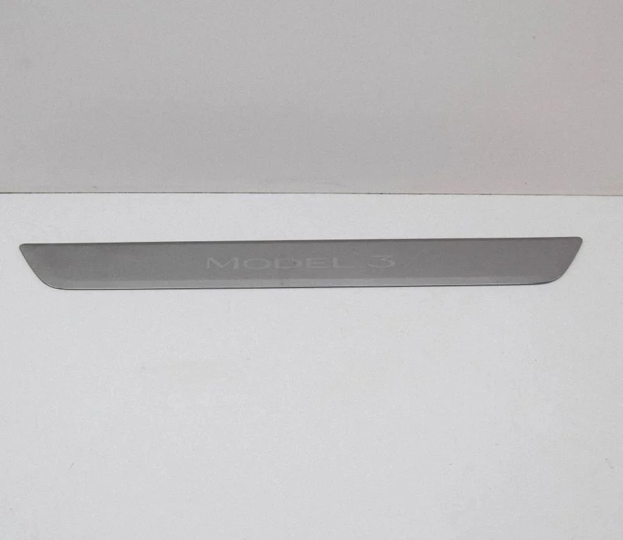 Front sill trim cover – Tesla Model S (2012-)