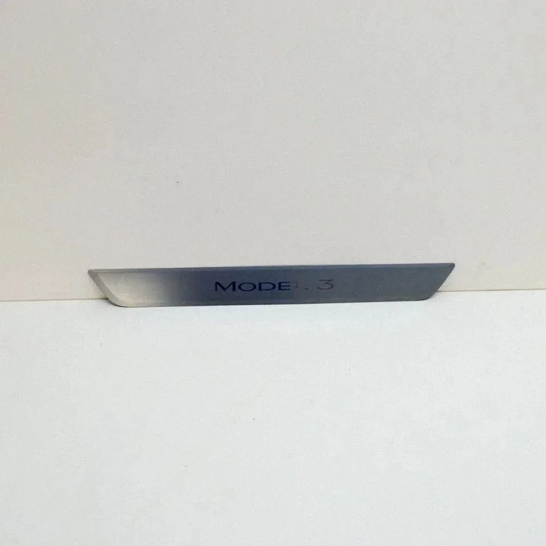 Front sill trim cover – Tesla Model S (2012-)