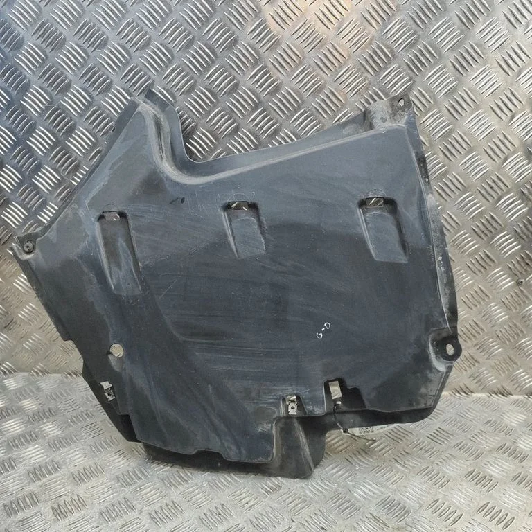 Apakšas aizsargs 8W6825219C
