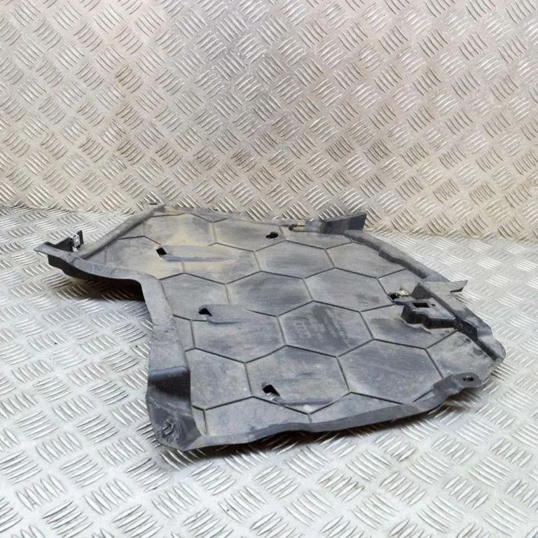 Apakšas aizsargs 8W6825219C