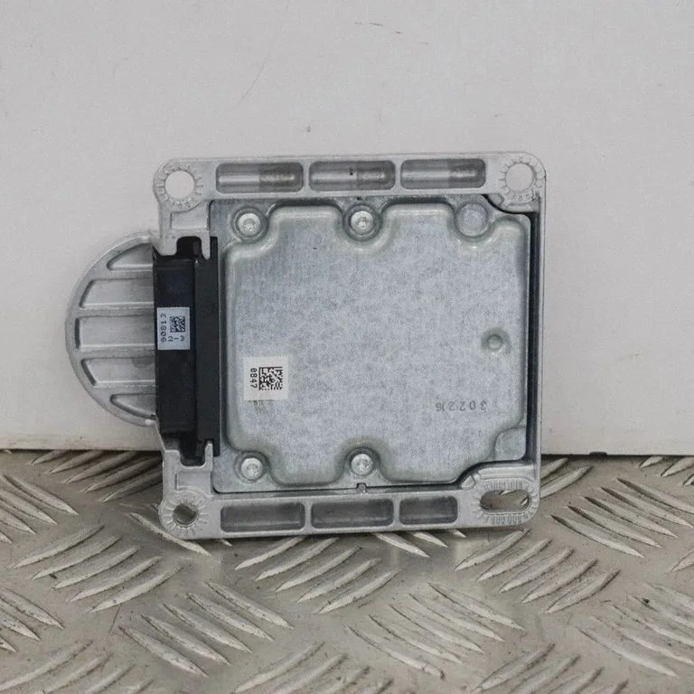 Drošības spilvenu vadības bloks 6882971