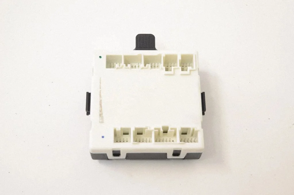 Durvju elektronikas vadības bloks – priekšējā labā