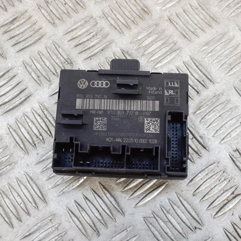 Durvju elektronikas vadības bloks – priekšējā kreisā