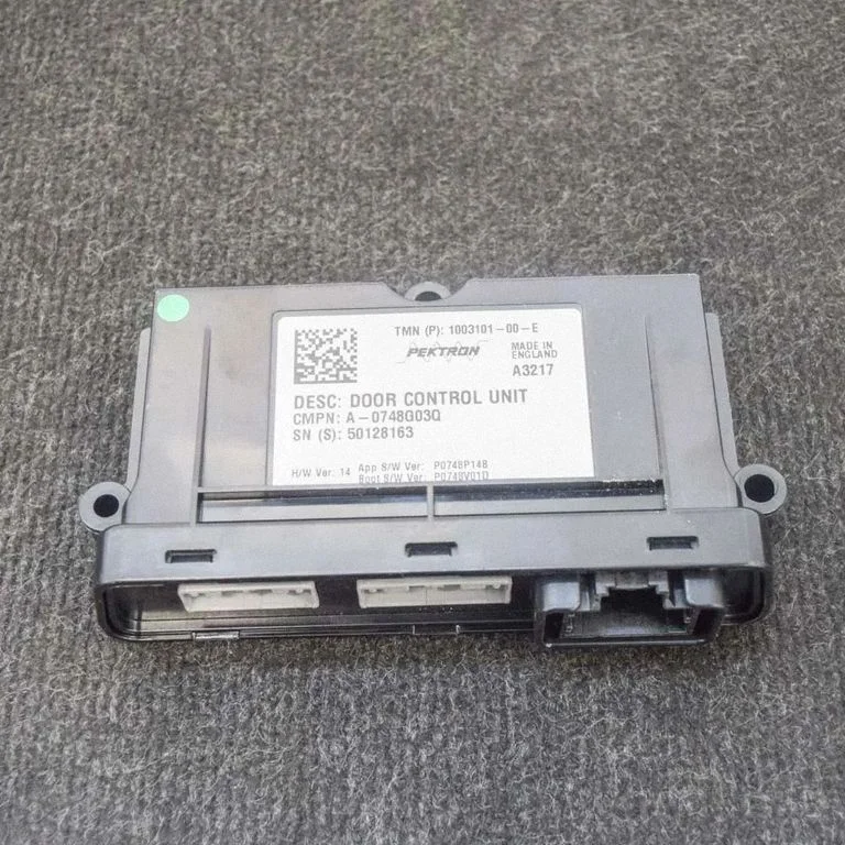 Durvju elektronikas vadības bloks – priekšējā kreisā