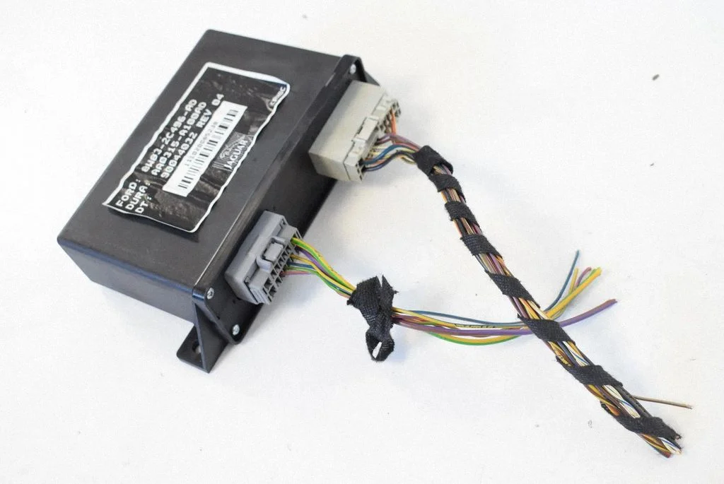 Aizmugurējo bremžu (EMF) vadības bloks 8W832C496AD