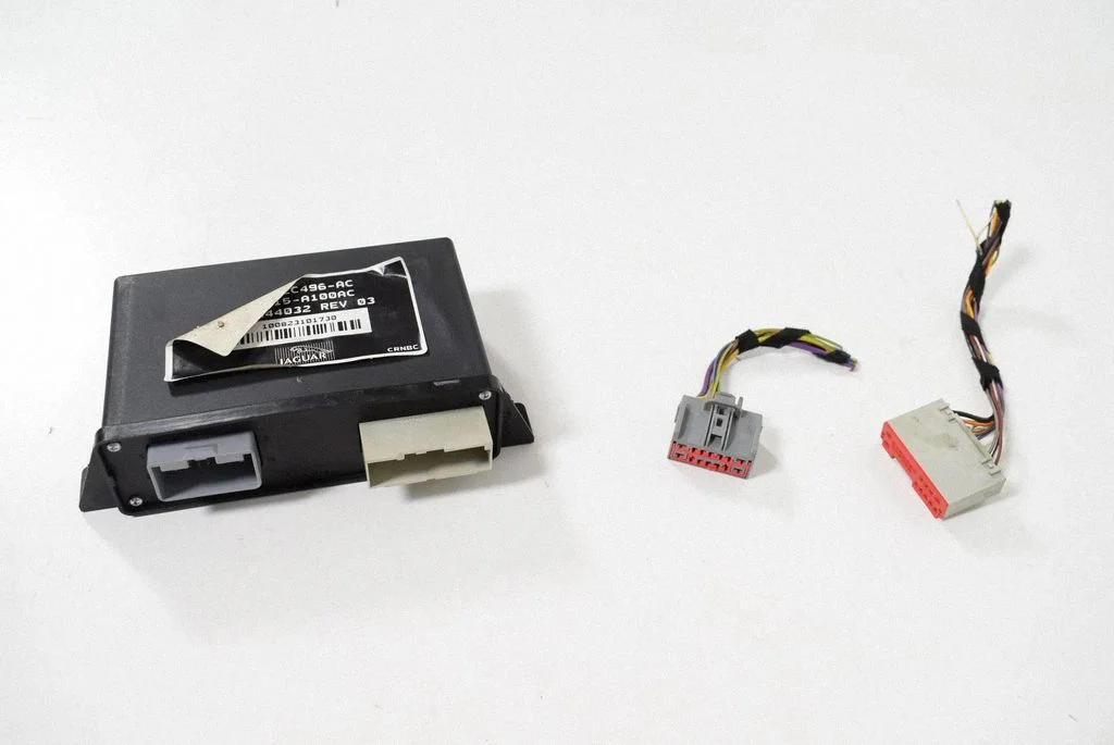 Aizmugurējo bremžu (EMF) vadības bloks 8W832C496AC