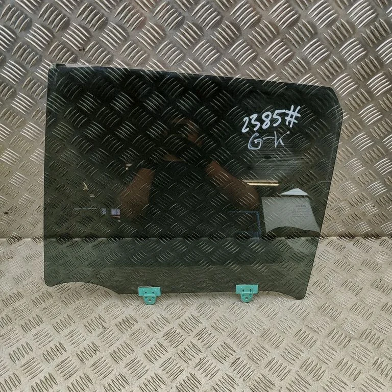 Rear door window glass 823011KK1A