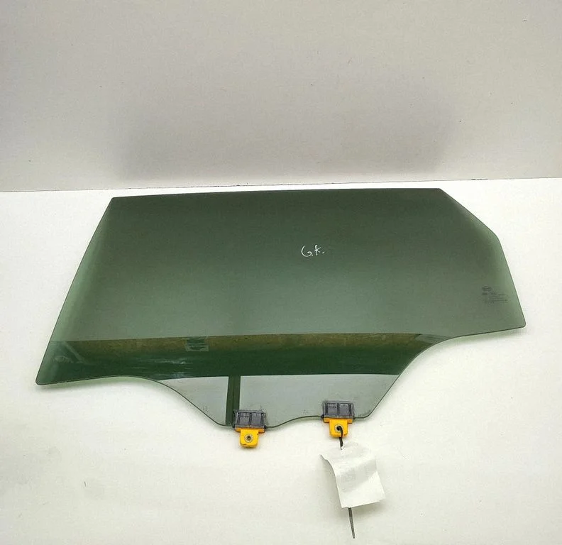 Rear door window glass 1332366000
