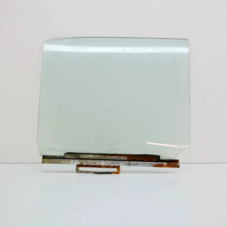 Rear door window glass 1087350409