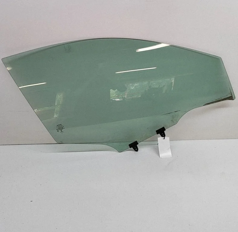 Galvenais priekšējo durvju stikls (četrdurvju) 43R001582