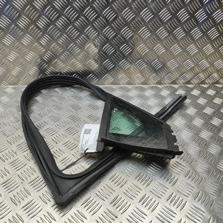 Front door vent window glass four-door 82540R2000