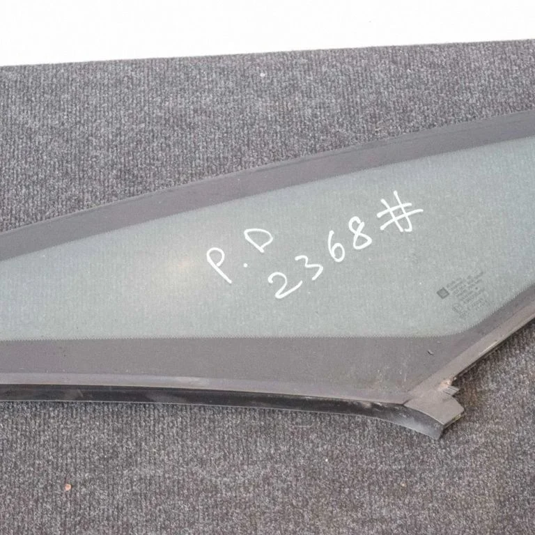 Mazais „A" priekšējo durvju stikls (četrdurvju) – labā