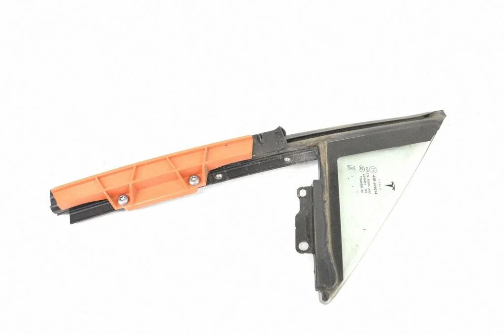 Mazais „A" priekšējo durvju stikls (četrdurvju) 43R001074