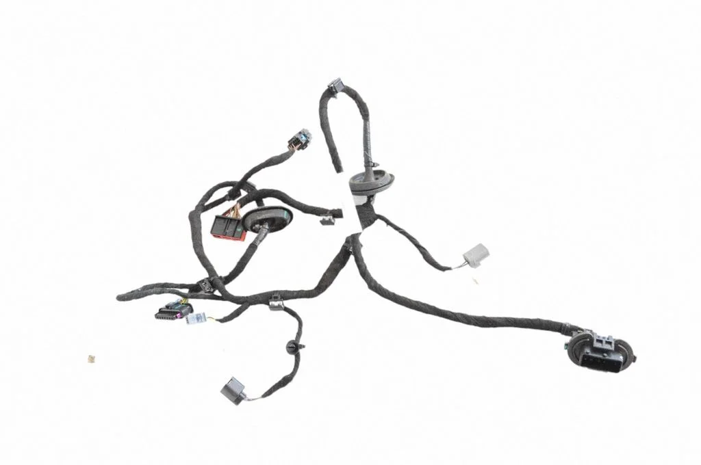 Aizmugurējo durvju vadu instalācija 32326096