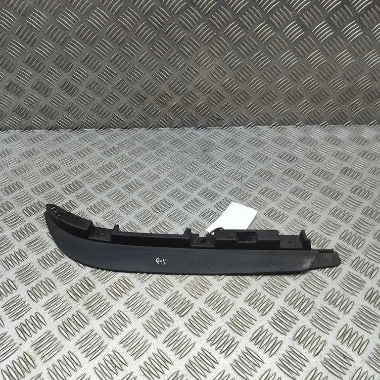Front mudguard L8B217F017A