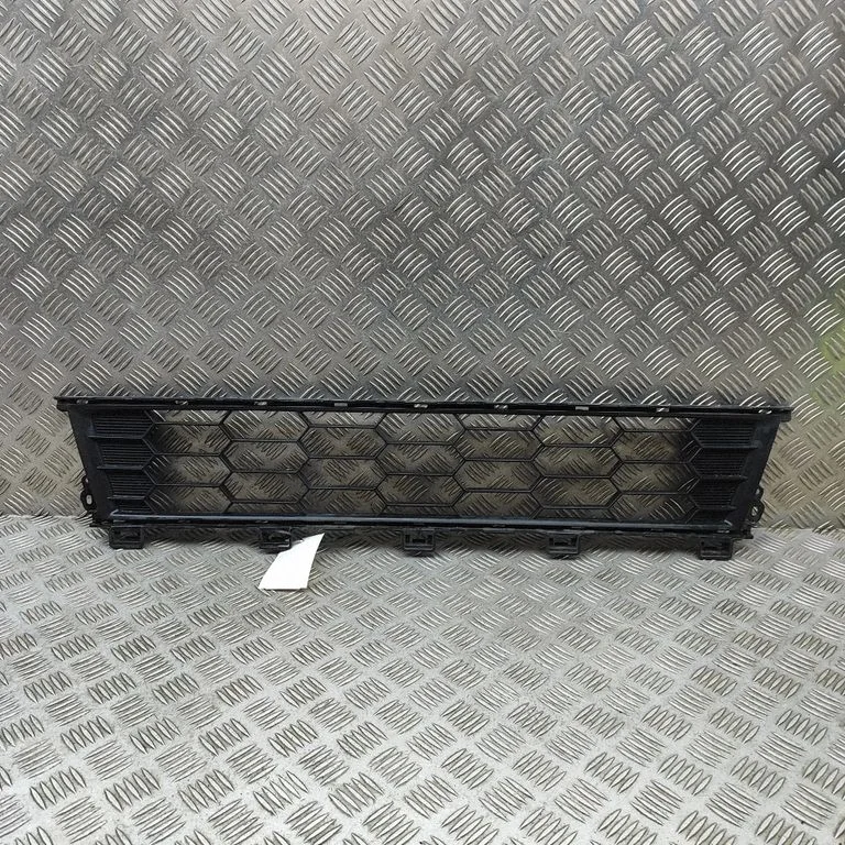 Front grill 6402A357