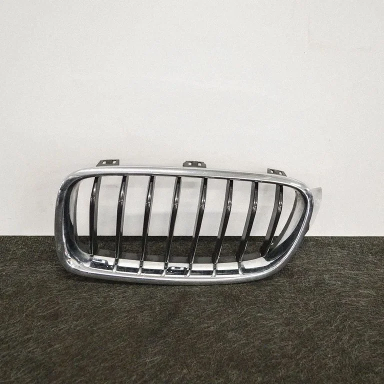 Front grill – left