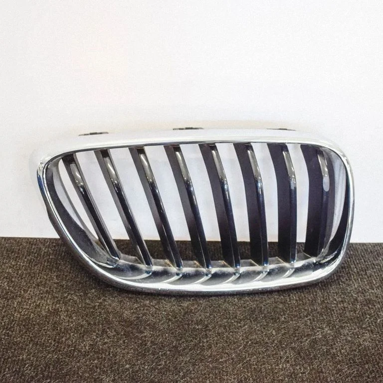Front grill – right