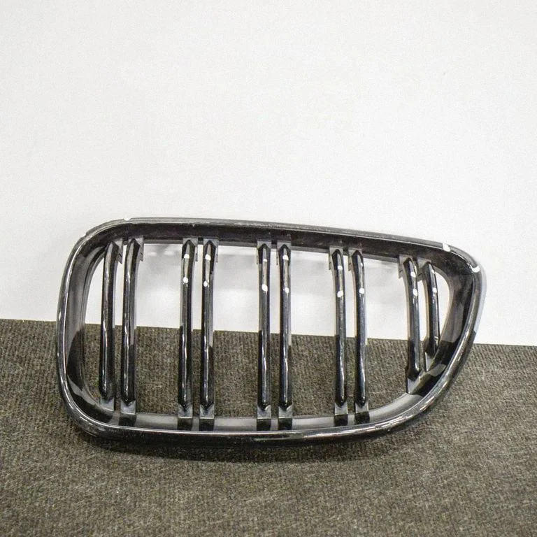 Front grill – left