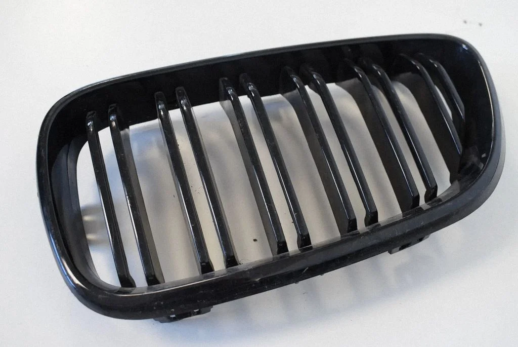 Front grill – left