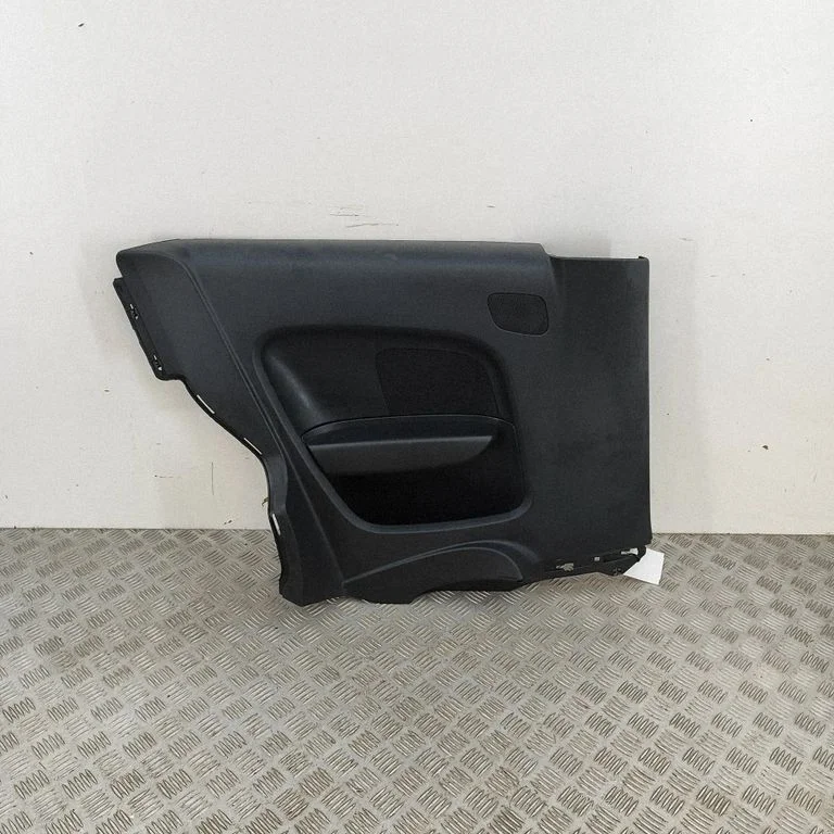 Aizmugurējo durvju apdare (molings) 8X3867035B