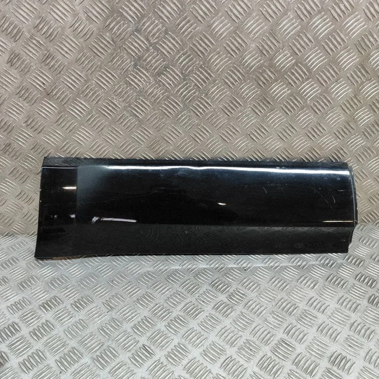 Aizmugurējo durvju apdare (molings) HY3M274A49AA