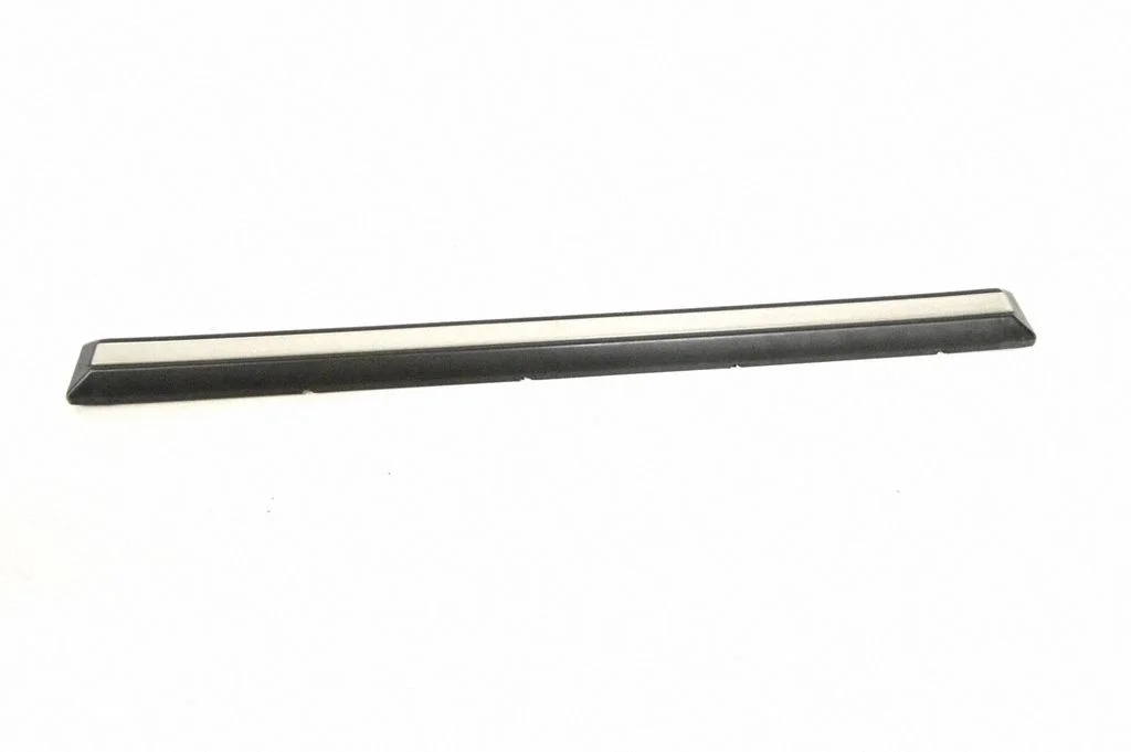 Tagaukse liist (mold) – vasak