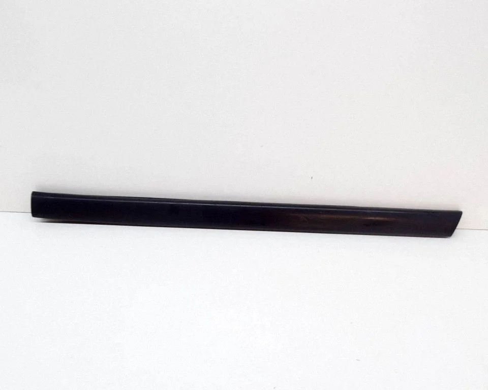 Aizmugurējo durvju apdare (molings) – labā
