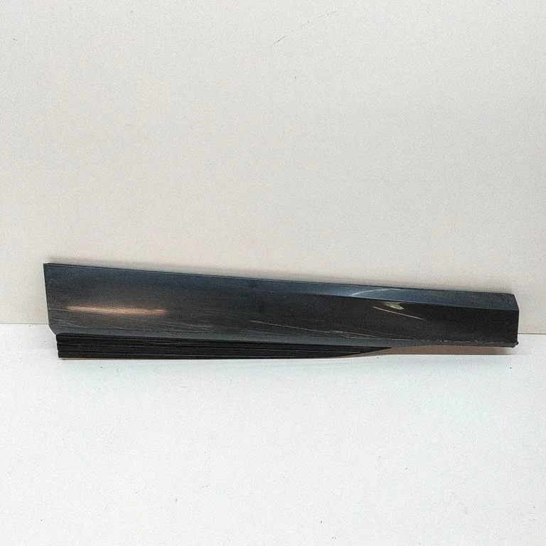 Priekšējo durvju apdare (molings) 4KE853059A