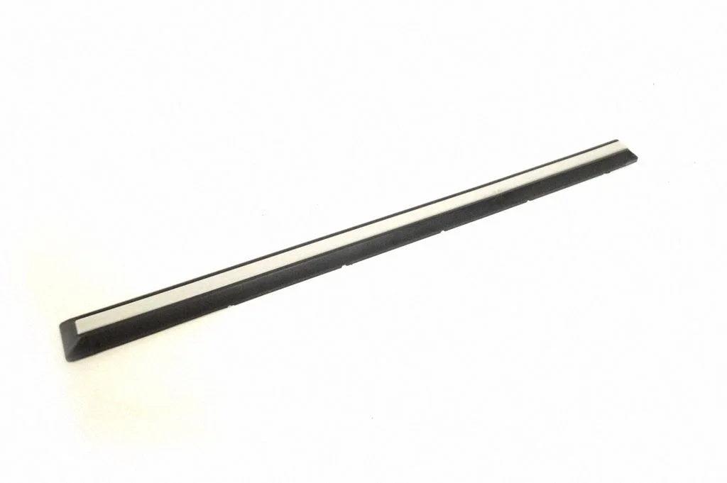 Esiukse liist (mold) – eesmine vasak