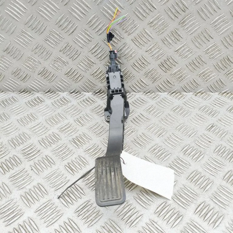 Accelerator throttle pedal – Tesla Model Y (2020-)