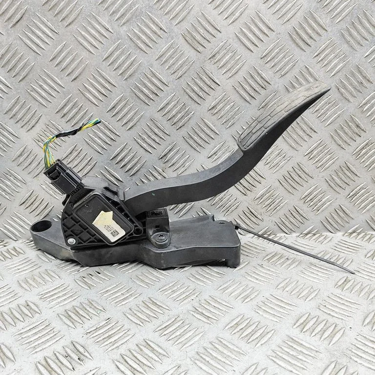 Akseleratora pedālis GX739F836CA
