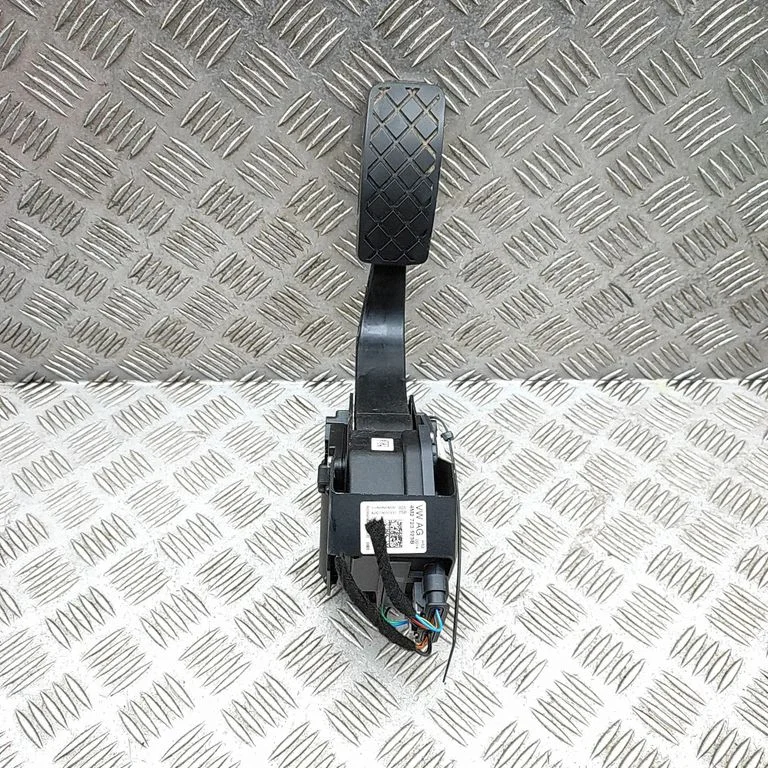Gaasipedaal 4M2723523B