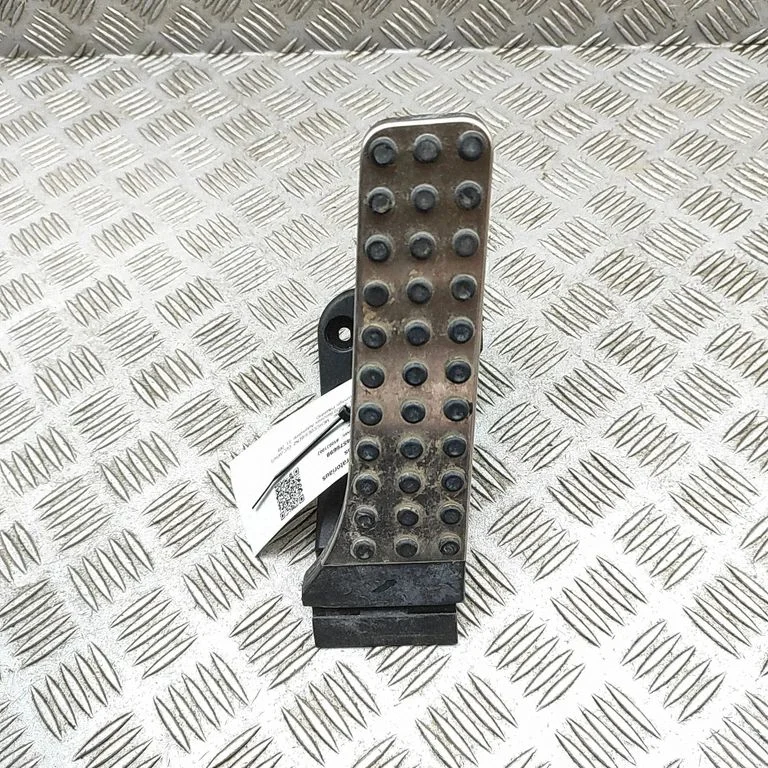 Akseleratora pedālis A2053000104