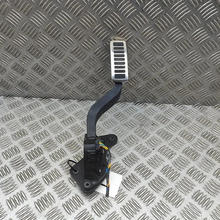 Accelerator throttle pedal L8B29F836BB