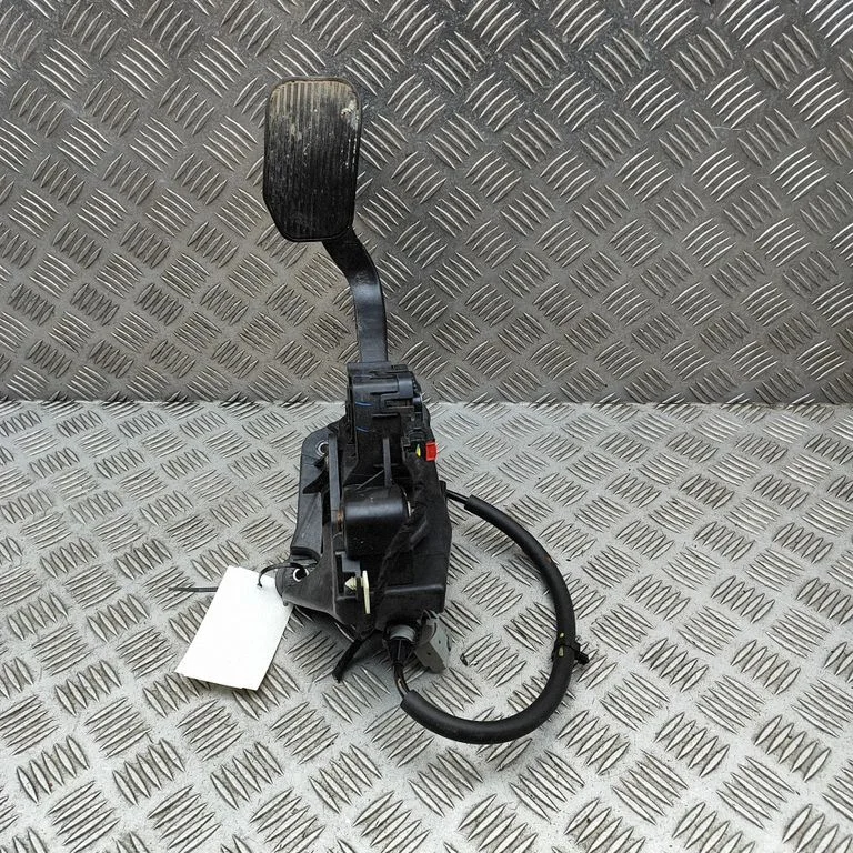 Akseleratora pedālis HL3Z2455B