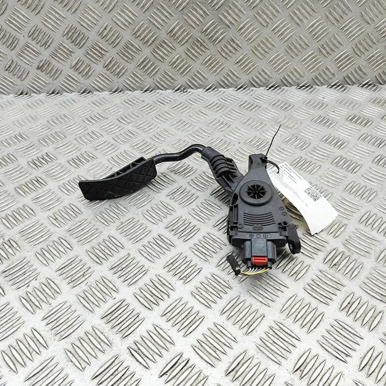Accelerator throttle pedal 4H2723523B